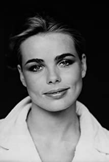 How tall is Margaux Hemingway?
